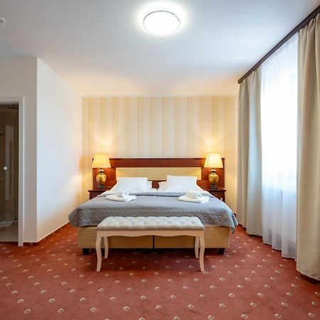 Hotel Volf Prestice ภายนอก รูปภาพ
