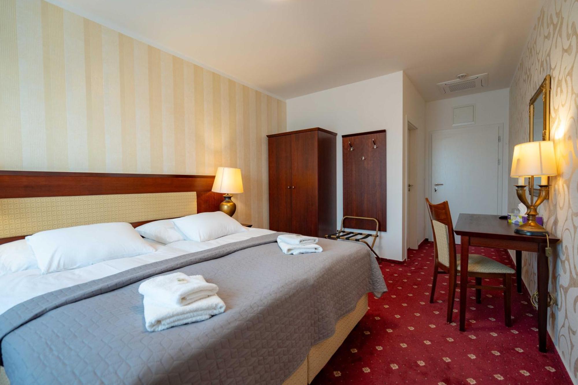 Hotel Volf Prestice ภายนอก รูปภาพ