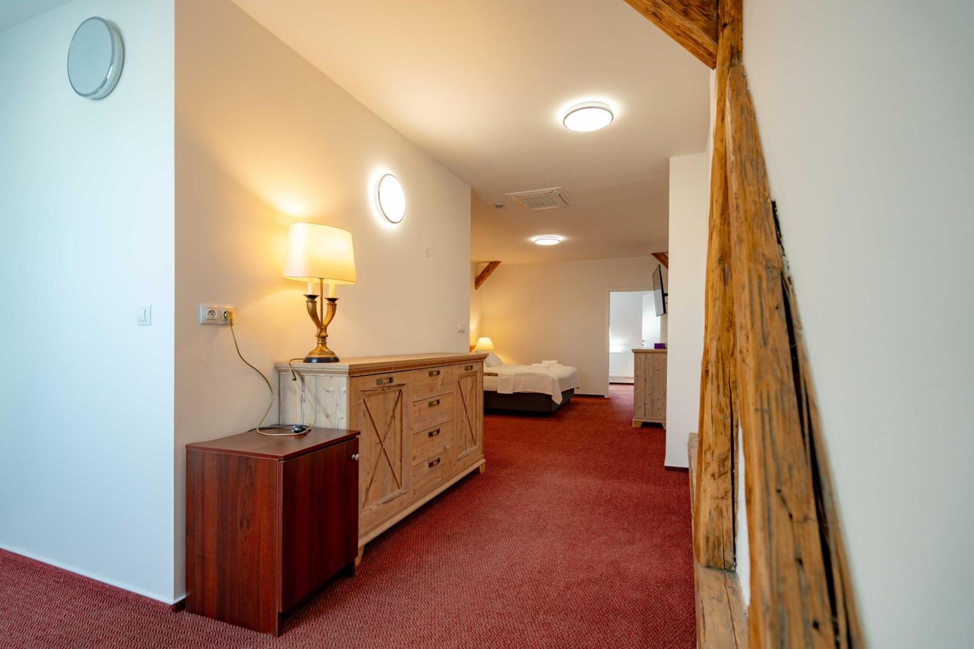 Hotel Volf Prestice ภายนอก รูปภาพ