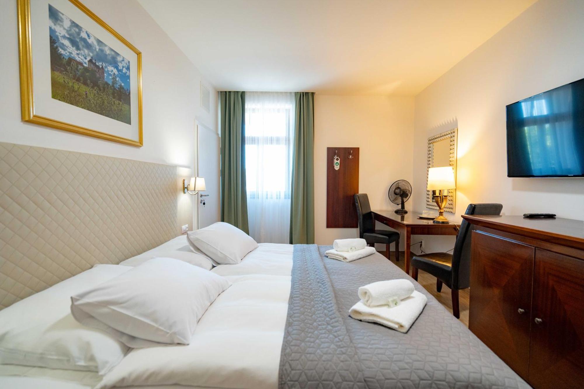 Hotel Volf Prestice ภายนอก รูปภาพ