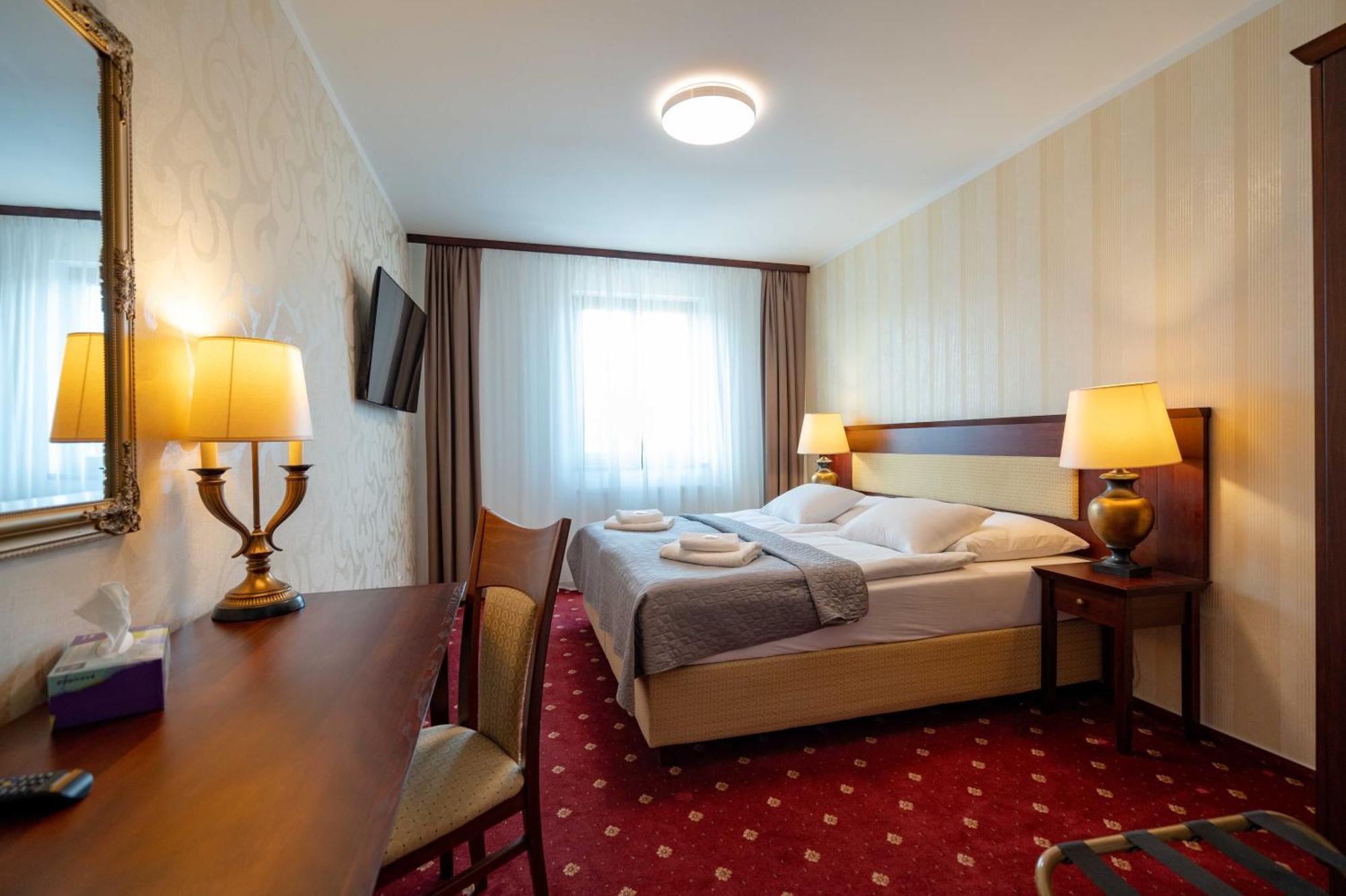 Hotel Volf Prestice ภายนอก รูปภาพ