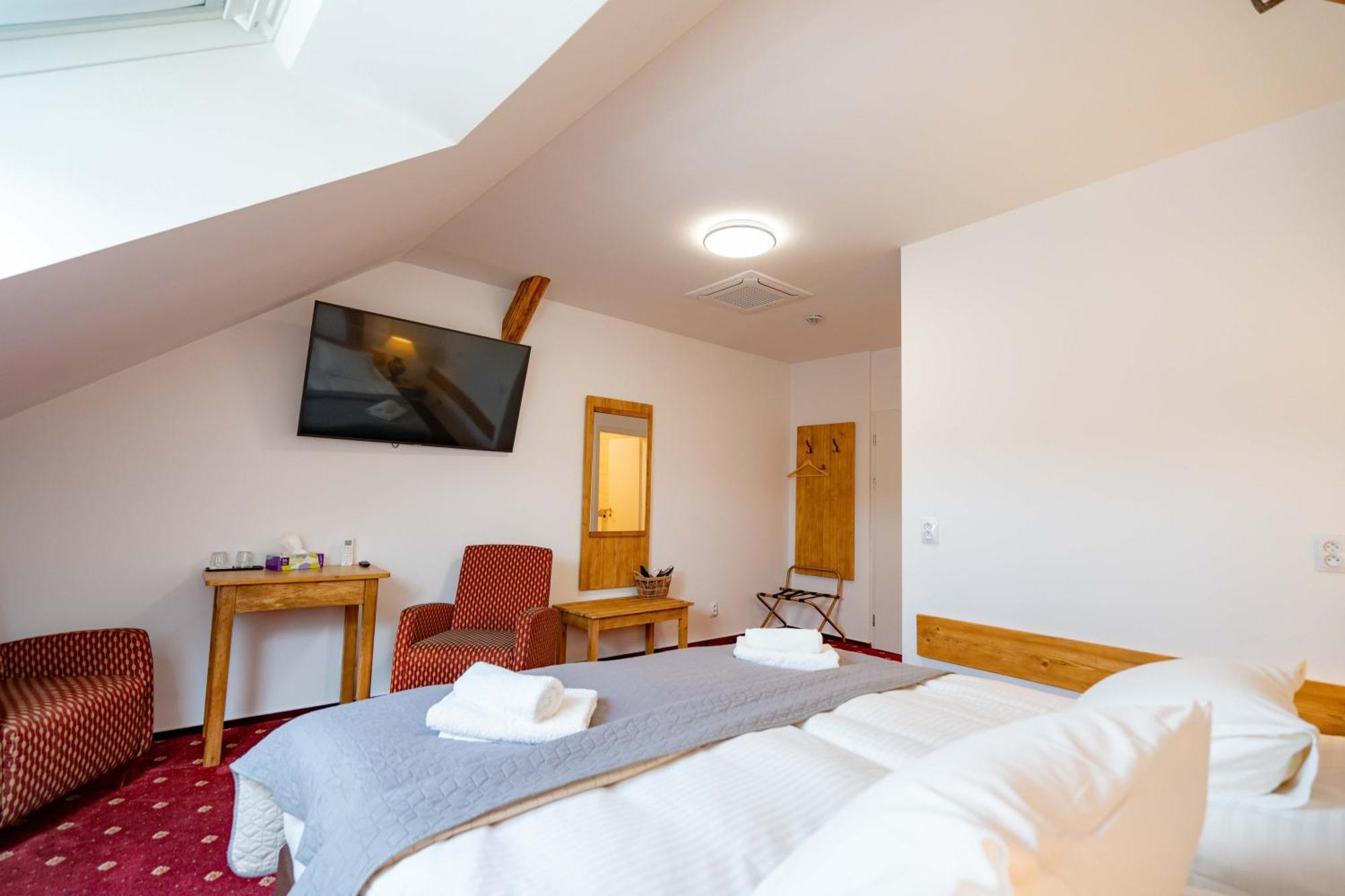 Hotel Volf Prestice ภายนอก รูปภาพ
