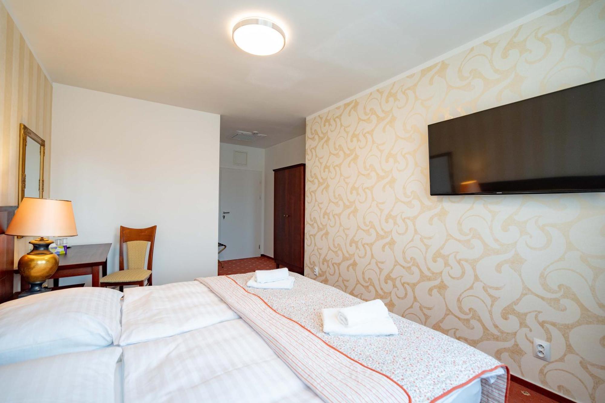 Hotel Volf Prestice ภายนอก รูปภาพ