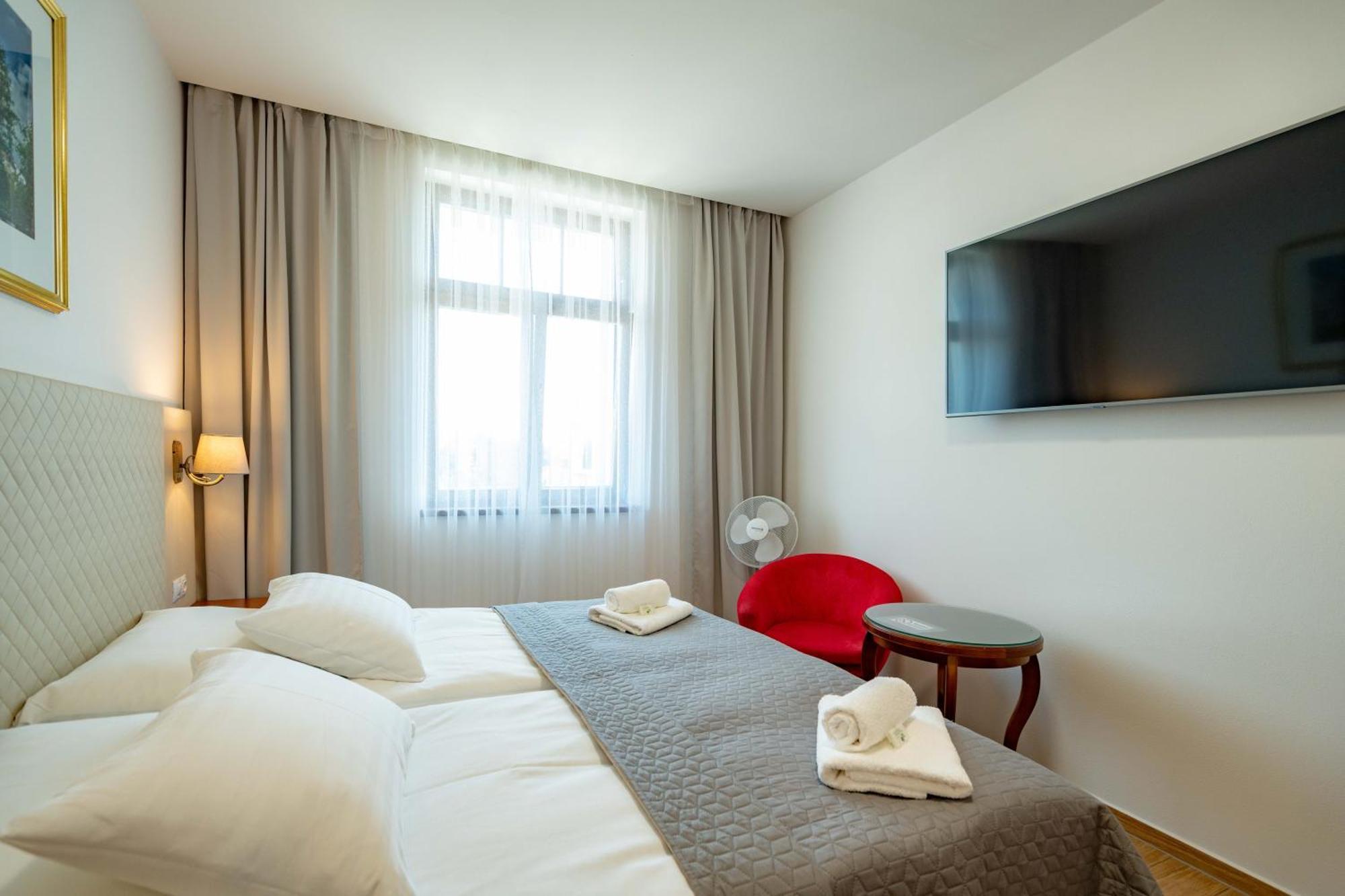 Hotel Volf Prestice ภายนอก รูปภาพ