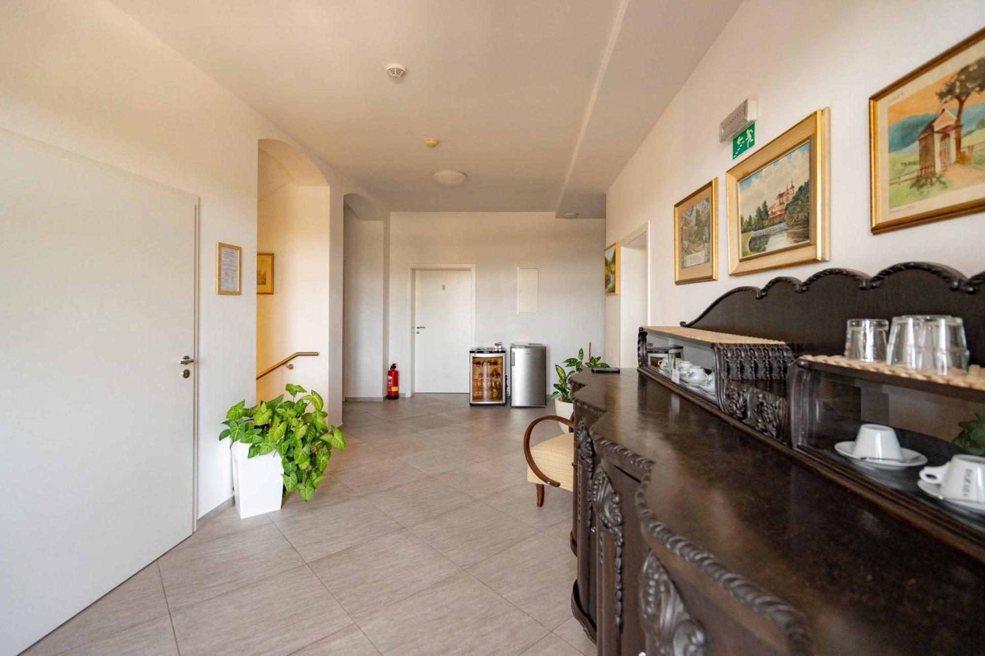 Hotel Volf Prestice ภายนอก รูปภาพ