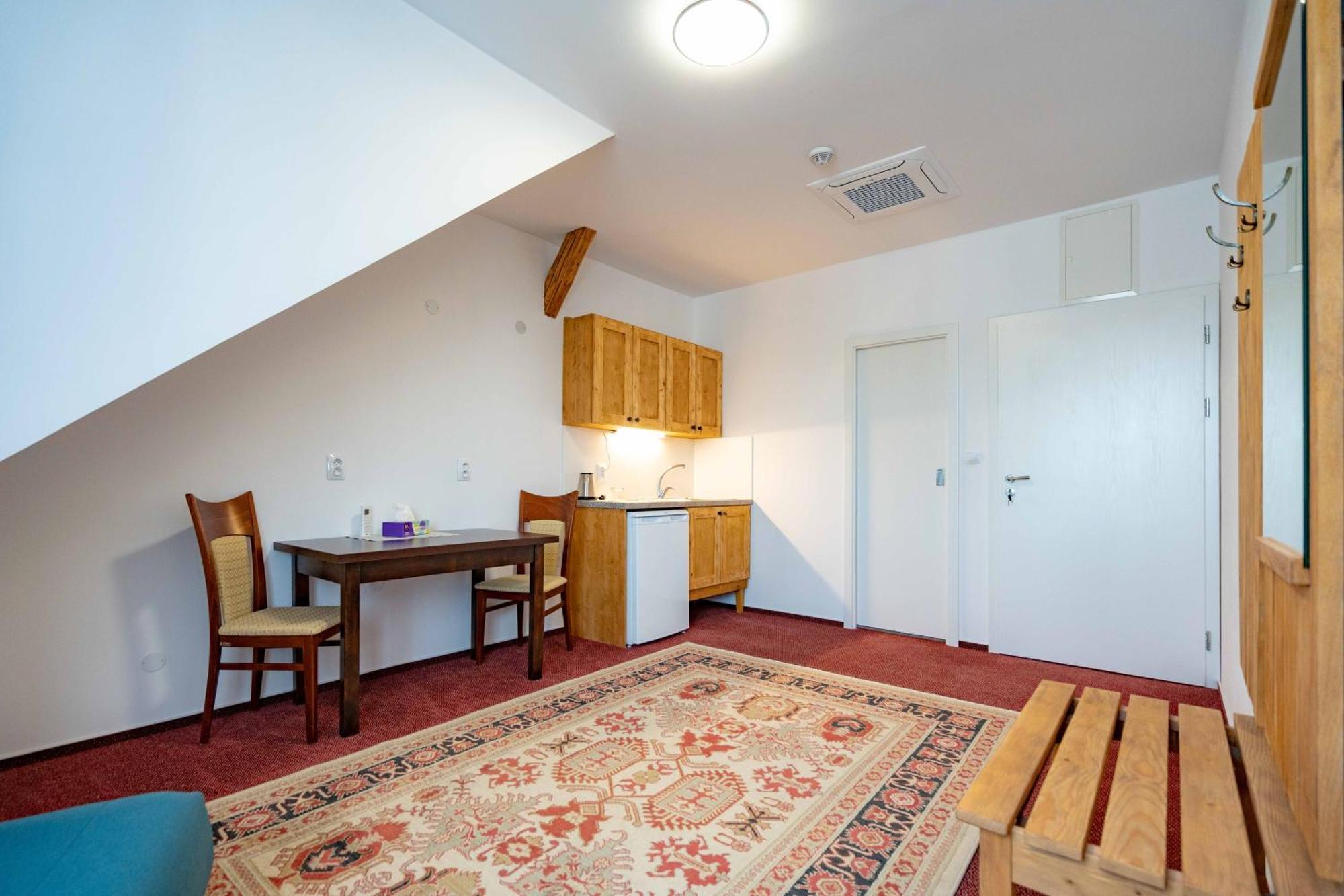 Hotel Volf Prestice ภายนอก รูปภาพ