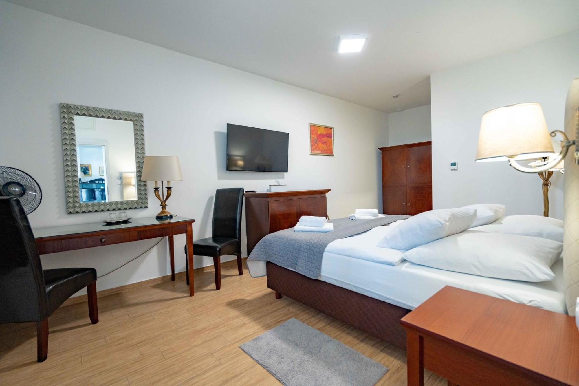 Hotel Volf Prestice ภายนอก รูปภาพ