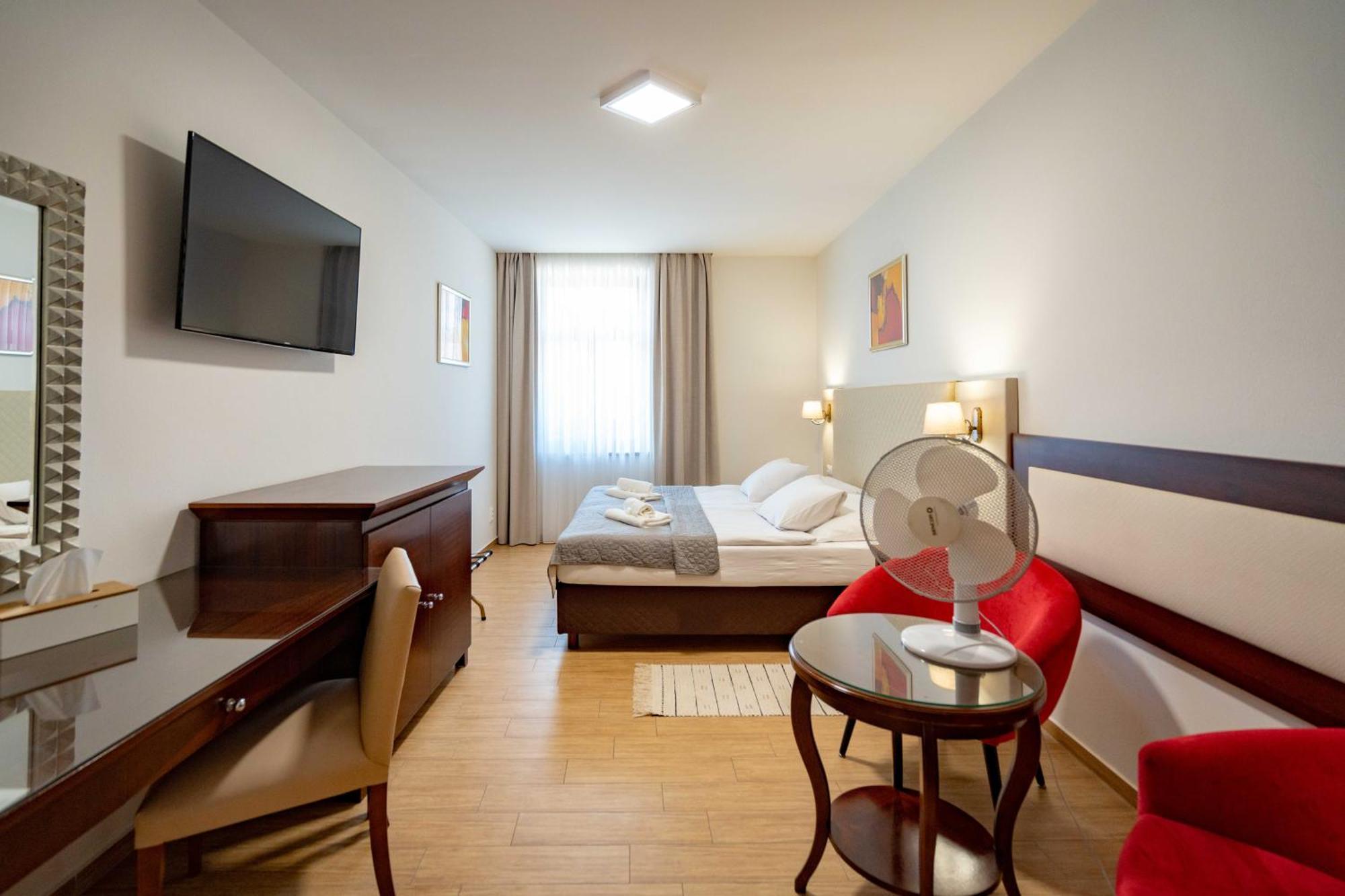 Hotel Volf Prestice ภายนอก รูปภาพ
