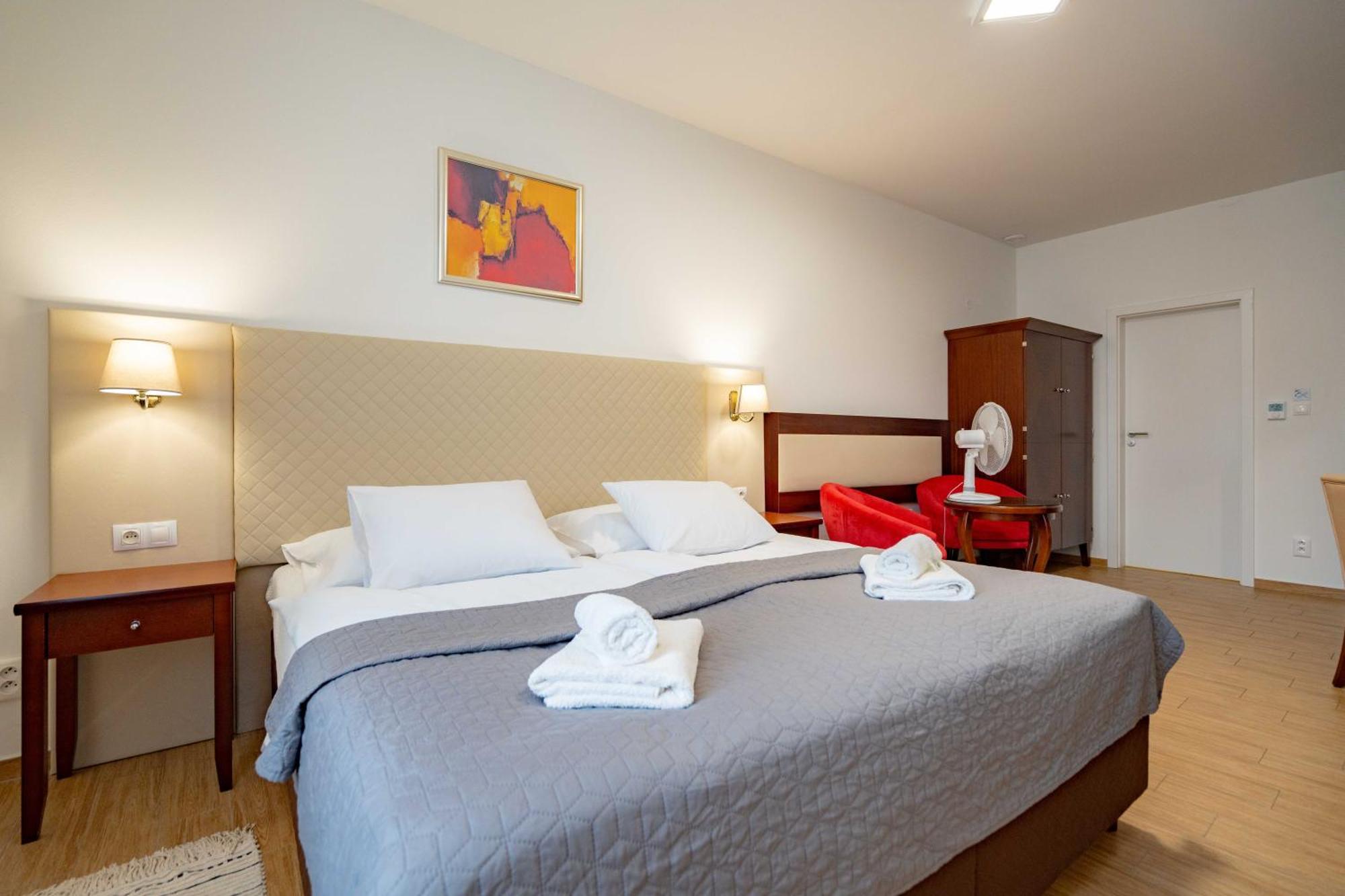 Hotel Volf Prestice ภายนอก รูปภาพ