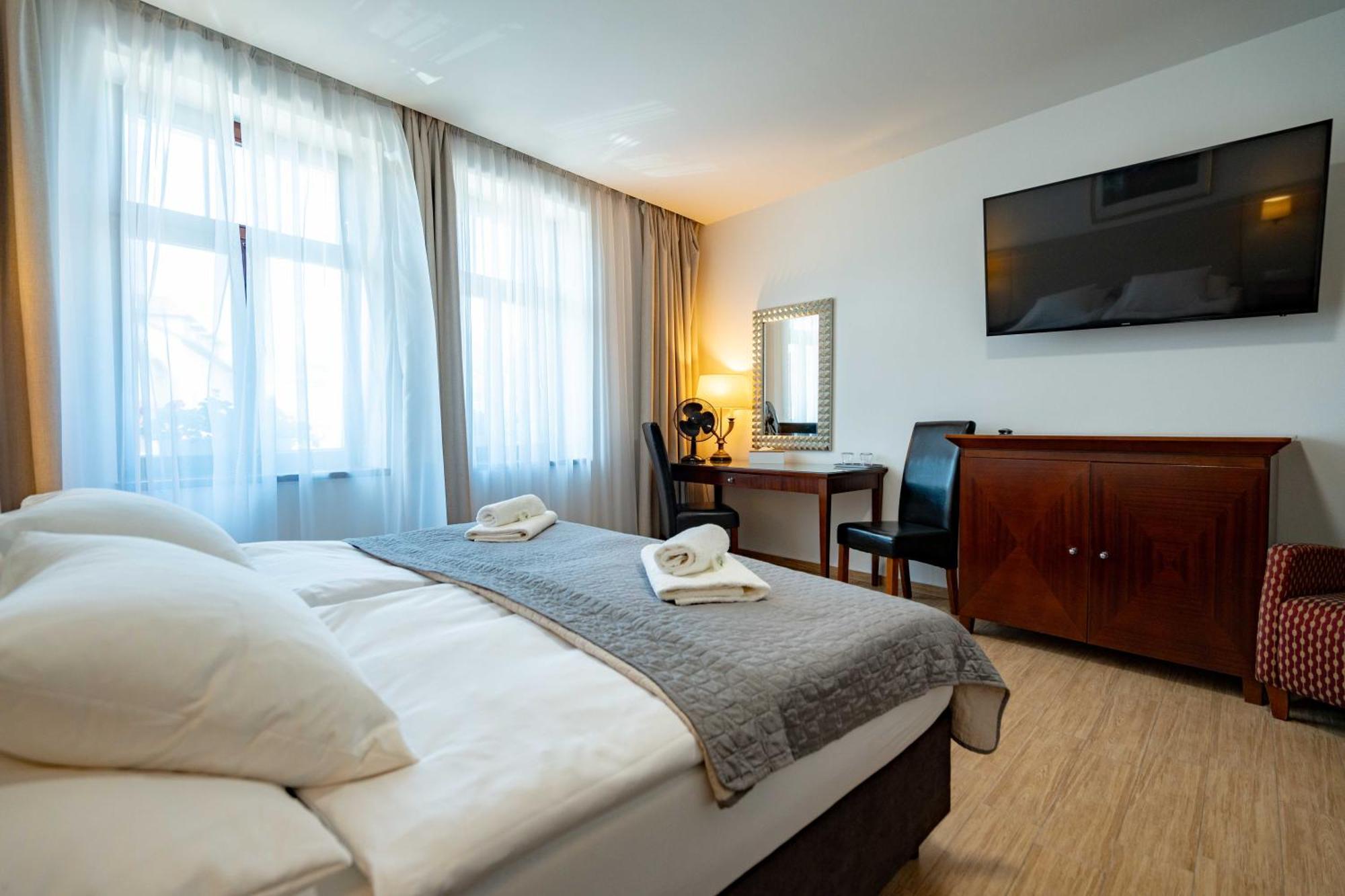 Hotel Volf Prestice ภายนอก รูปภาพ