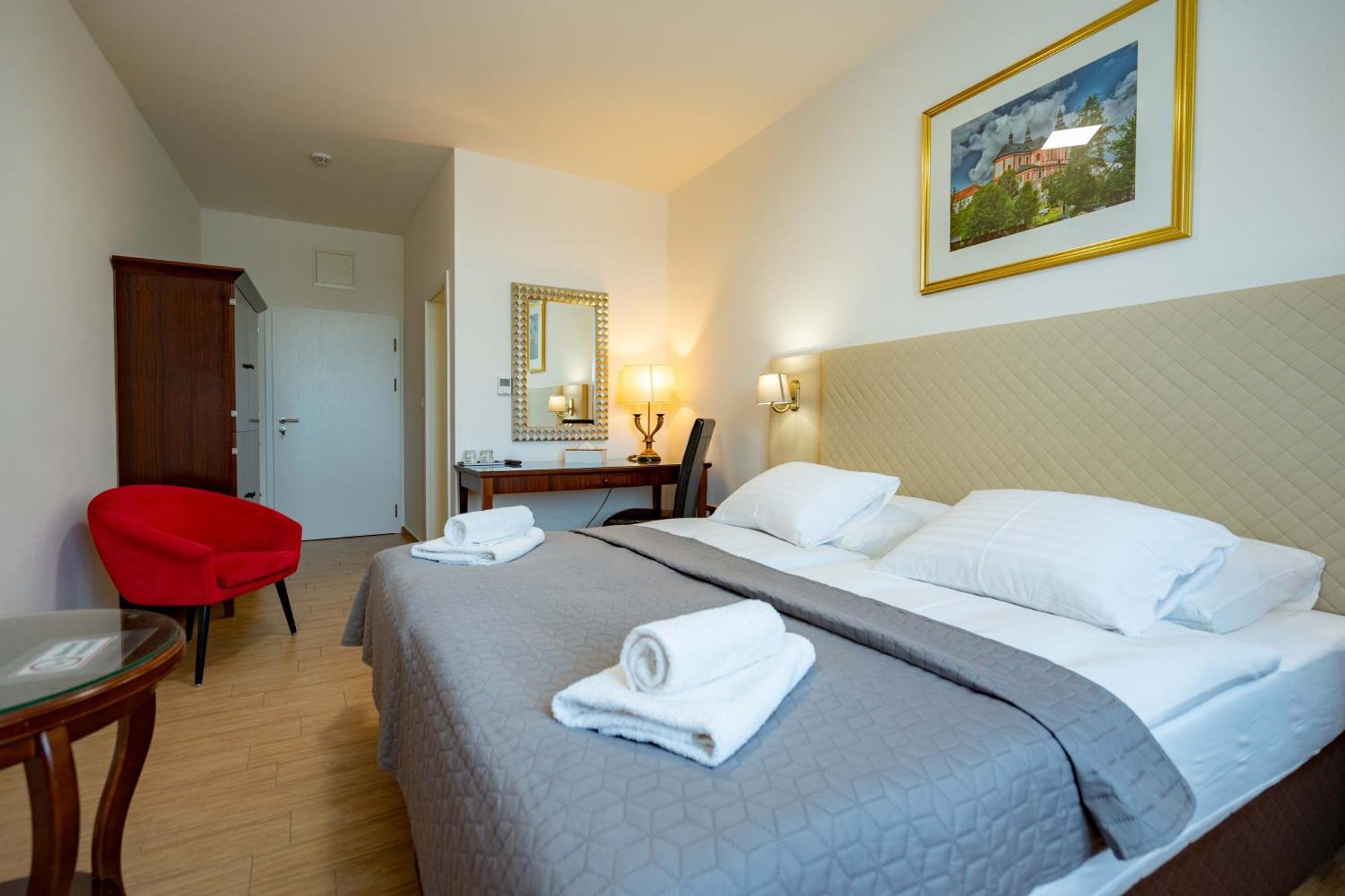 Hotel Volf Prestice ภายนอก รูปภาพ