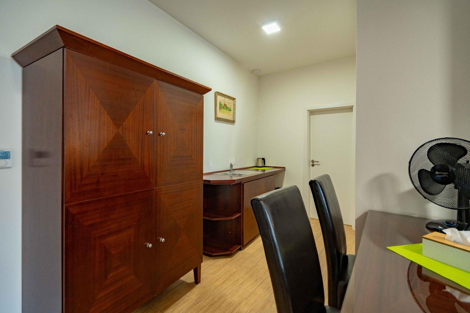 Hotel Volf Prestice ภายนอก รูปภาพ