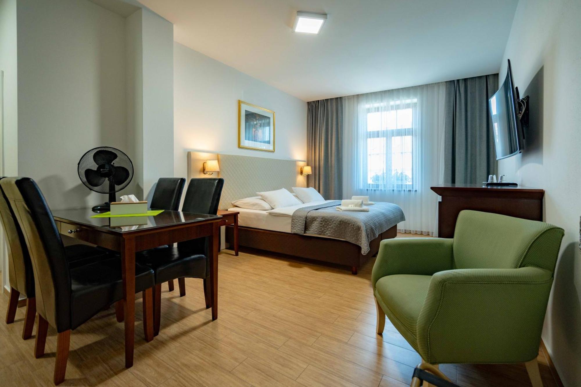 Hotel Volf Prestice ภายนอก รูปภาพ